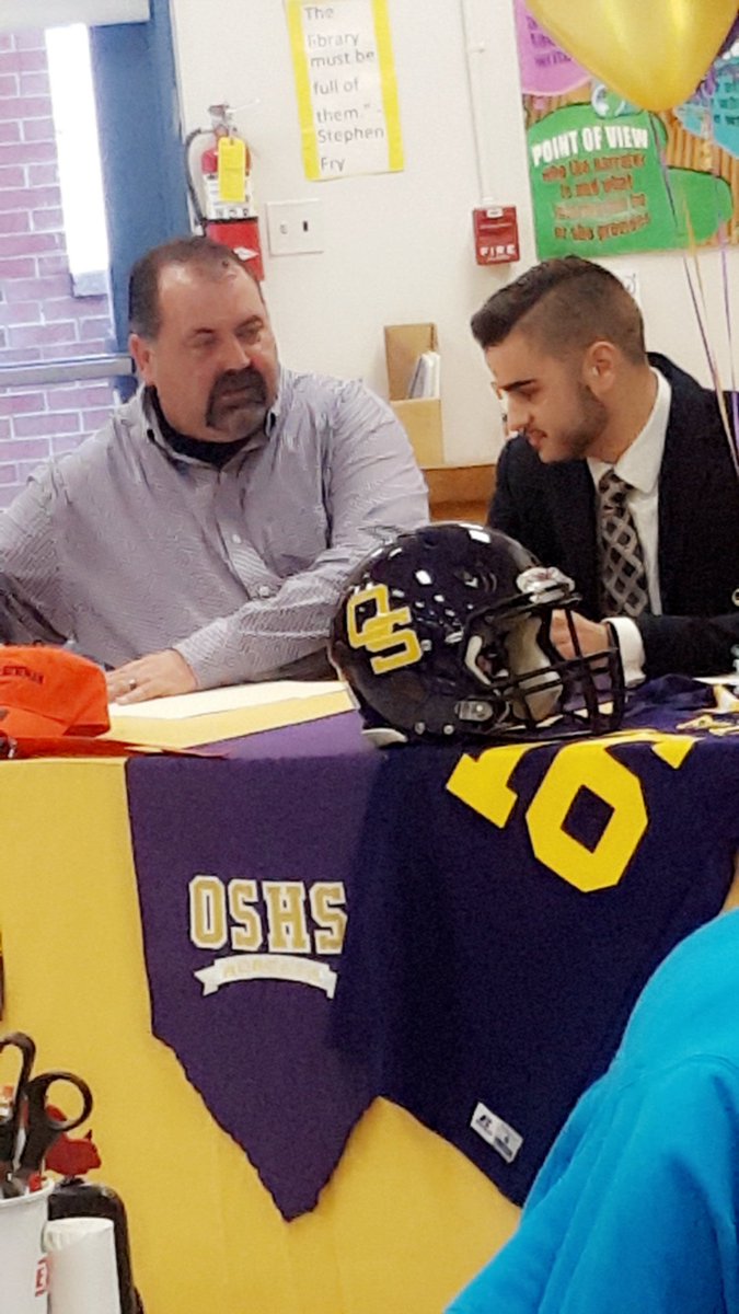 RoaneSportsTN's tweet photo. Zach Brooks-
✅ 1st Bobcat since 2011 to sign.
✅ Longest FG we have called.
✅ #BFL
🦅 Officially onto Carson Newman.
#CubScoutNight #KickersMatter #RoCoStrong
-We will have more pics later on our FB page. https://t.co/cZLoiuLxxh