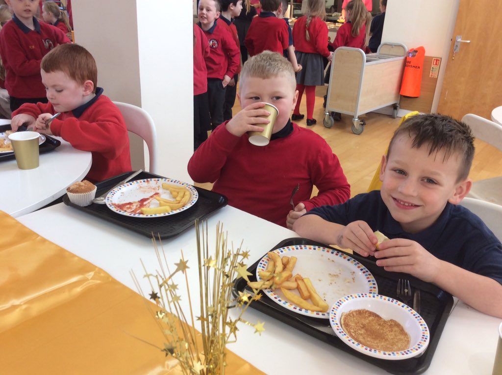 claresowa's tweet photo. @SMemorial Children enjoying our first 'Gold table' celebration for impeccable 'gold' behaviour last half term. 🏆🎉 https://t.co/nMg3DdbCsa