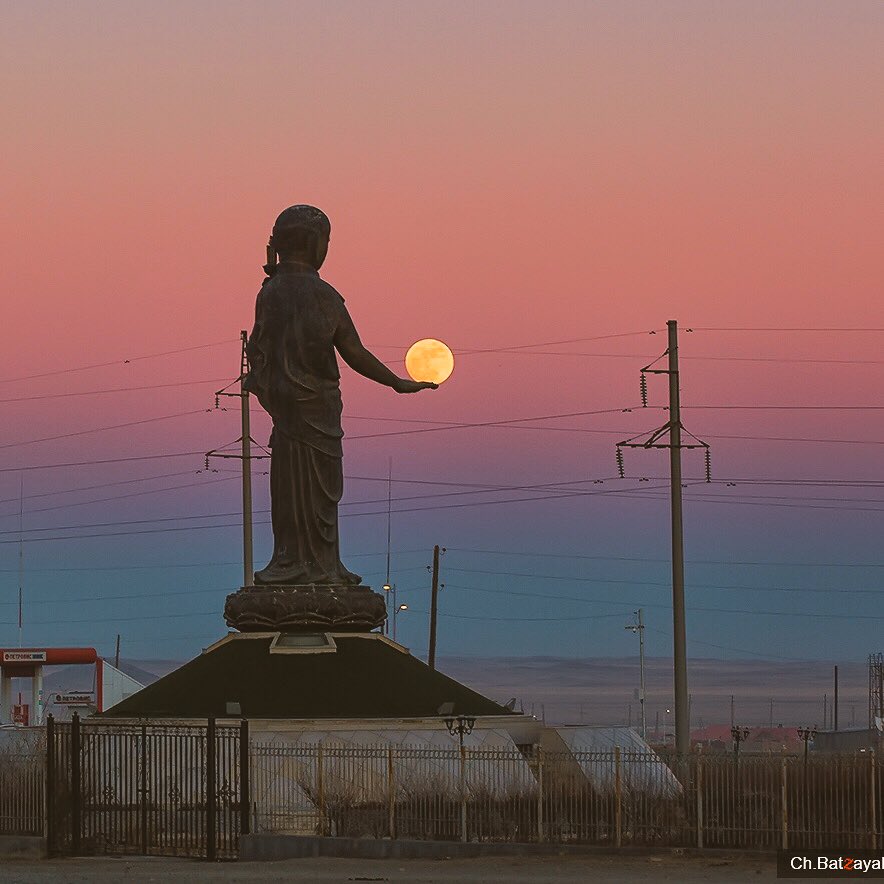 Арвайхээрт мандсан арван тавны сар 
#занабазар #хөшөө