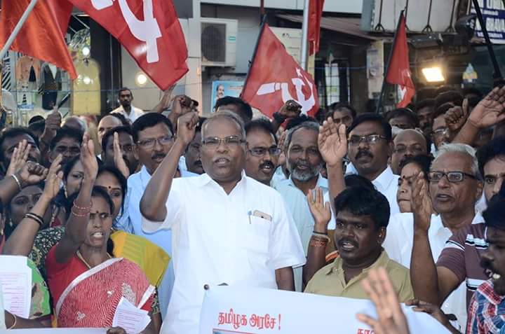 pushparajjohns's tweet photo. சீருடையில் இருக்கிற தைரியத்தில கை நீட்டினால், அதை பார்த்துட்டு அமைதியாக போயிட மாட்டோம். திருப்பி அடிப்போம். ரீப்பர் கட்டையால் அடித்தால் நாங்களும் திருப்பி வெளுப்போம்..!

வடசென்னை கண்டனகூட்டத்தில் 
தோழர் கே.பாலகிருஷ்ணன் எச்சரிக்கை!
#KBalakrisnan #CPIM
#RunningASP #RedRally https://t.co/wRxborjUno