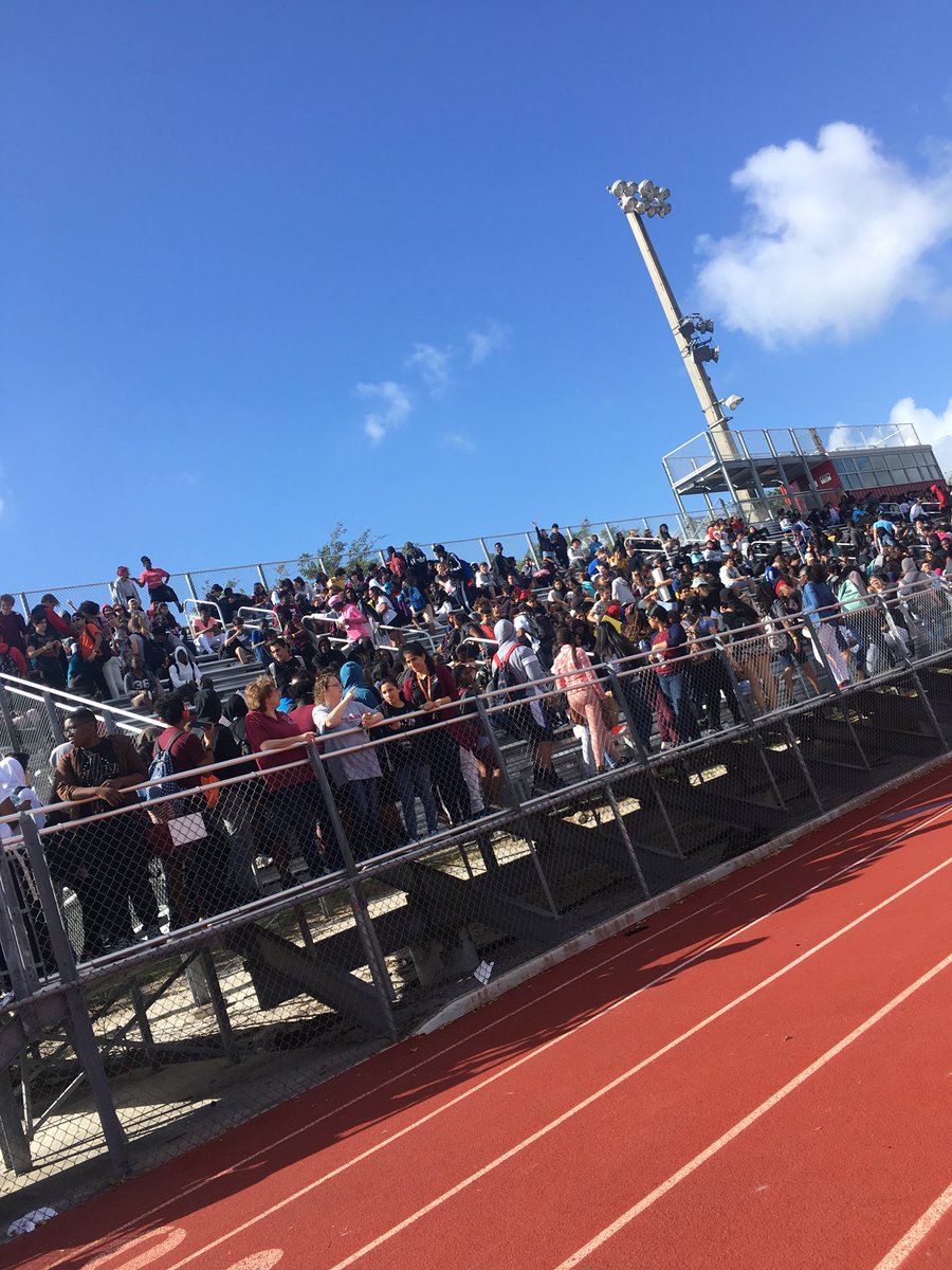 bonksun's tweet image. Setting up for the walk around the track #DBHSExperience #MSDStrong