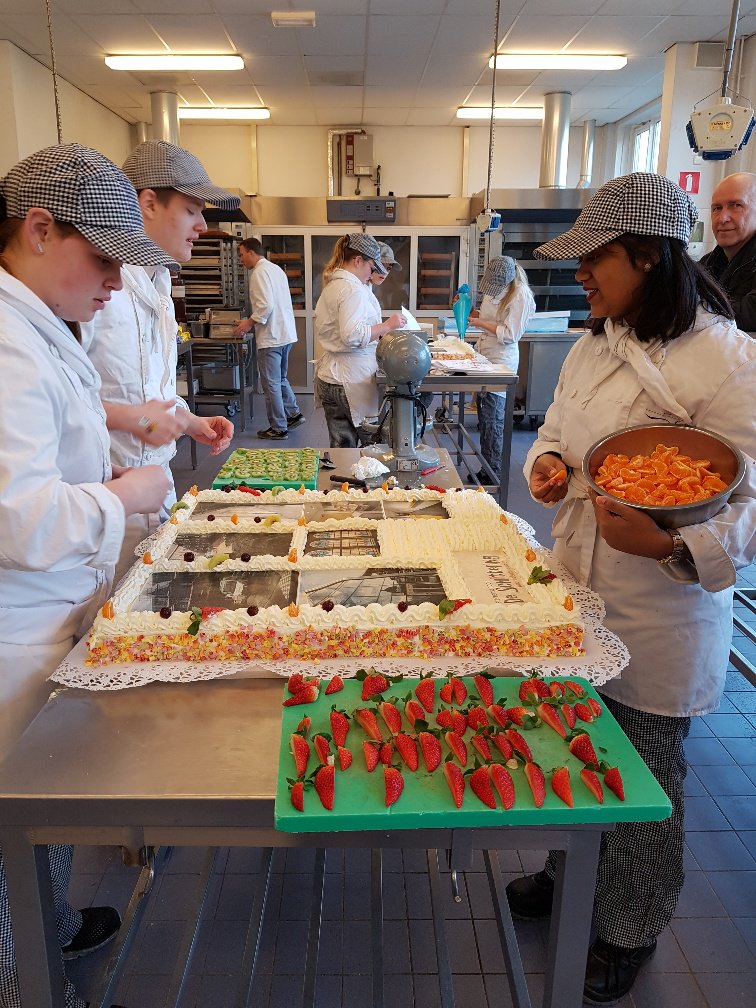 MarklandCollege's tweet photo. Markland Oudenbosch: Meneer M. Maas per 1 mei nieuwe directeur Markland College Oudenbosch - Leerlinge Maryam Ismael uit klas OKL4HBR naar finale Het Lekkerste Brabantse Worstenbroodje - Schitterende taarten voor Sterrenschool De Schittering - En meer op https://t.co/0OrggUNpKL https://t.co/R72NhOBrkB