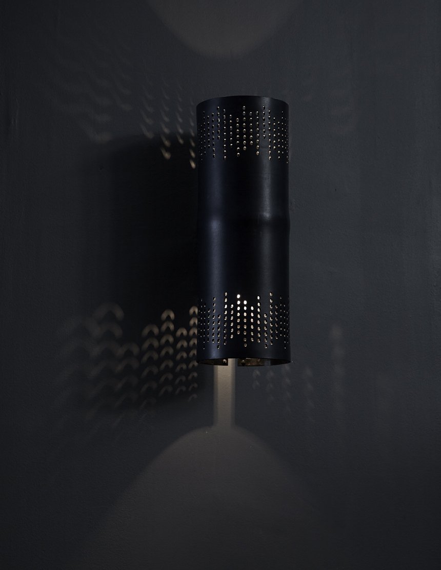 OCHRE_Lifestyle's tweet photo. OCHRE’s stunning lancelot light made from punched saddle leather with a patinated bronze fitting. https://t.co/Enj2ixzCsE #materialtexture #leather #ochre #lighting https://t.co/tJ93SrFQQs