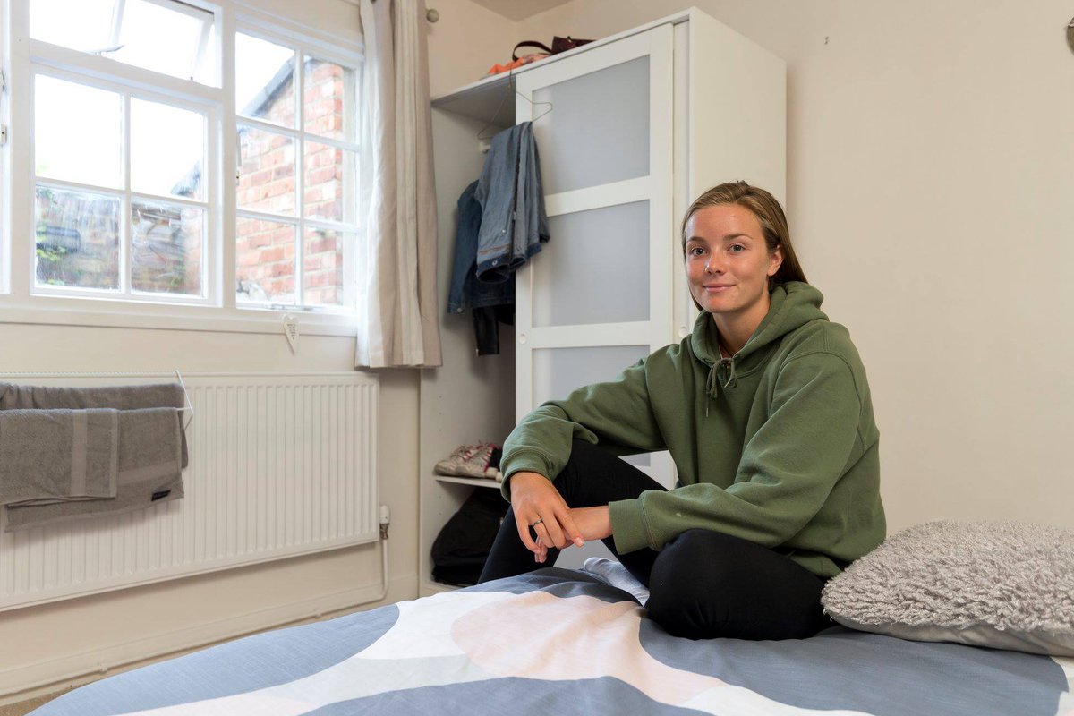 When her mum died, Abi’s relationship with her dad broke down. Scared he would turn violent, Abi felt she had no choice but to sleep rough. Thanks to Centrepoint, Abi received a warm, safe room and support for her health. Today, she has a home of her own and a 2:1 degree.