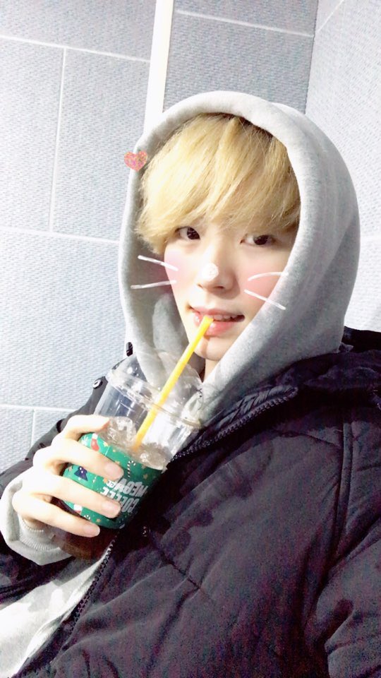 Noir__official's tweet photo. *KWAVE 포켓스타 GO 2Round 
느와르의 보너스 사진*
⠀
K-wave에서는 볼 수 없었던 호연이의 귀여움♥ 
아쉬운 마음에 준비했습니다♥
⠀
#photo_1 #느와르 #호연 #여러분 #호연이가 #이렇게 #귀엽습니다
⠀
#photo_2 #손미남_호연 #섬섬옥수 #시선강탈 #다음생은_저_커피컵으로..??
⠀ https://t.co/LDQq01VlZ7