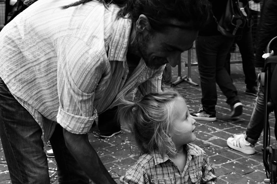 AzarMc's tweet photo. +++ "Padre e figlia", scattata a San Gimignano da Francesca Cannarile vince il Premio Pop di #riScattiUrbani n.5. Seguono le foto @essedisare  e Pietro Cilento https://t.co/dJZ4nN5USd https://t.co/DdQG95zJrT