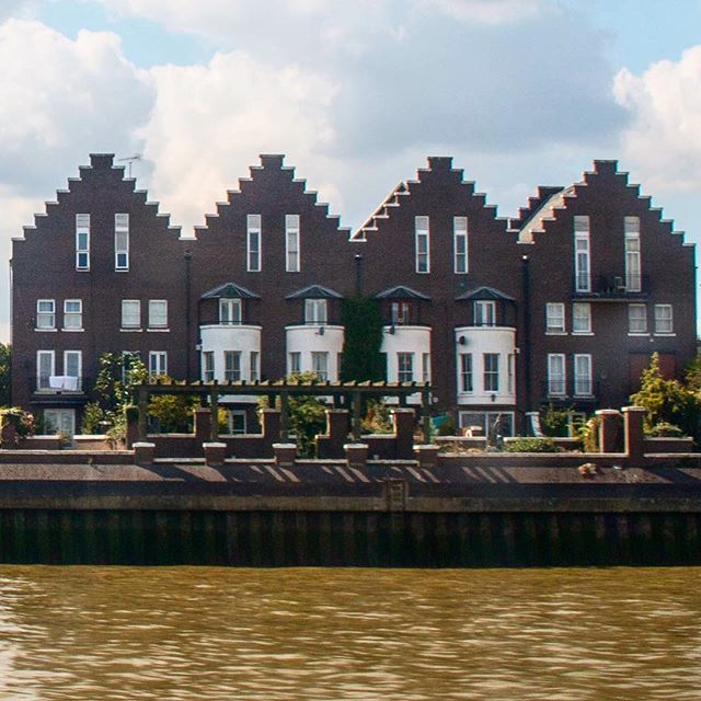 garyalman's tweet photo. Town Houses on the River Thames. .
.
#london #onecityldn #architexture #building #modernarchitecture #modern_architecture #architectureilike #architecturephoto #city #cityscape #urbanphotography #archdose #archdaily #archilovers #architecture #architektu… https://t.co/9w3j7ezsOm https://t.co/isFTN8zVtu