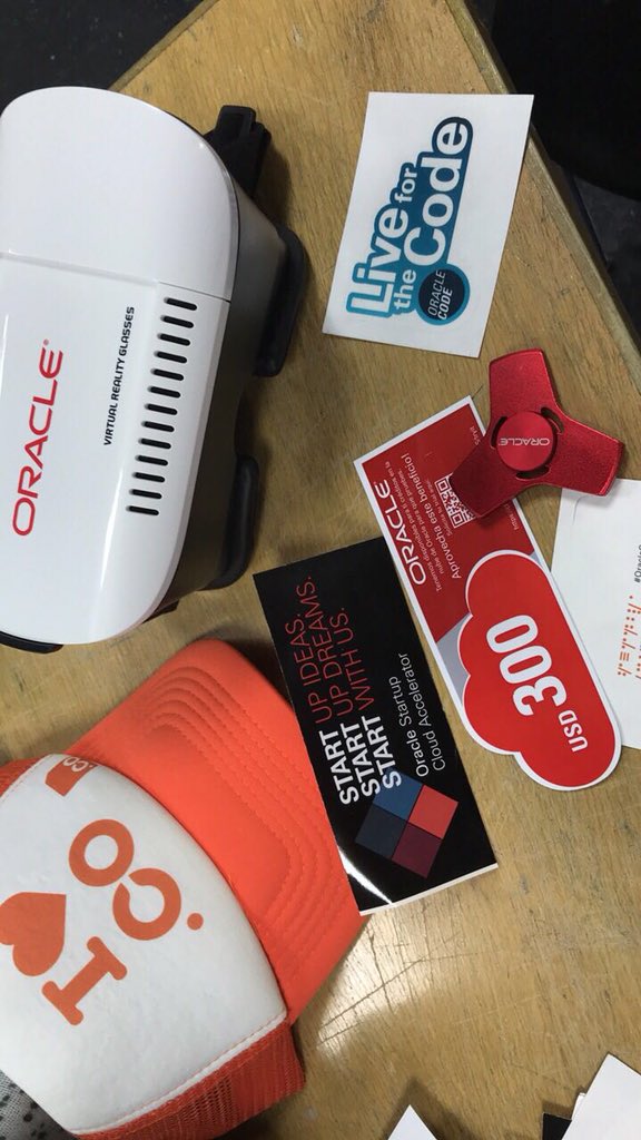 diata75's tweet photo. Taller de innovación para startups en la Nacional. Hablando de marketing, tecnología en la nube y social selling para emprendimientos #OracleInAction #PowerPushOracle https://t.co/B4CNH16RuQ
