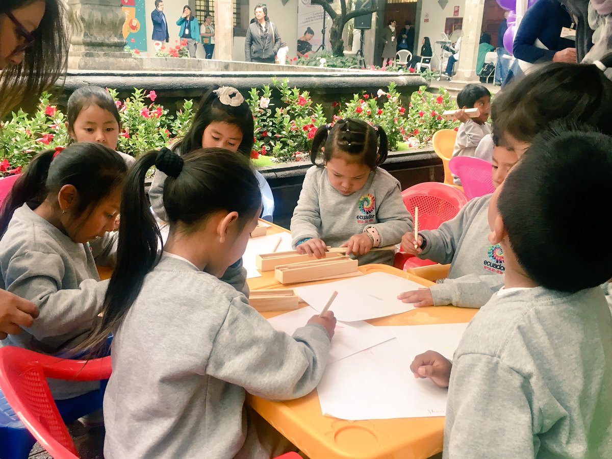 LasManuelasEc's tweet photo. Previo al lanzamiento del programa emblemático #MisiónTernura, en el Palacio de Gobierno, niños, niñas, jóvenes y adultos, conocen de los servicios que otorga a la ciudadanía el Ministerio de @Salud_Ec @InclusionEc @Educacion_Ec, en beneficio de la niñez. @PlanTodaUnaVida https://t.co/JjHWrkxCWW
