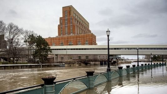 wzzm13's tweet image. Roads in Lansing closed due to flooding, potholes after days of rain on.wzzm.com/2BMBUU3