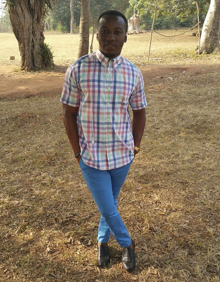 คุณครูในโรงเรียนห่างไกลความเจริญแห่งหนึ่งของประเทศกานาชื่อ Owura Kwadwo สอนวิชาคอมพิวเตอร์ในชั้นเรียนโดยวาดภาพบนกระดานดำให้เด็กๆดู ในเมื่อโรงเรียนขาดแคลนคอมฯ แต่ไอทีเป็นสิ่งที่เด็กๆต้องเรียนรู้ ครูเลยใช้วิธีนี้ ไมโครซอฟต์เห็นแบบนี้แล้วคงจะช่วยส่งคอมฯไปให้โรงเรียนนี้แน่นอน