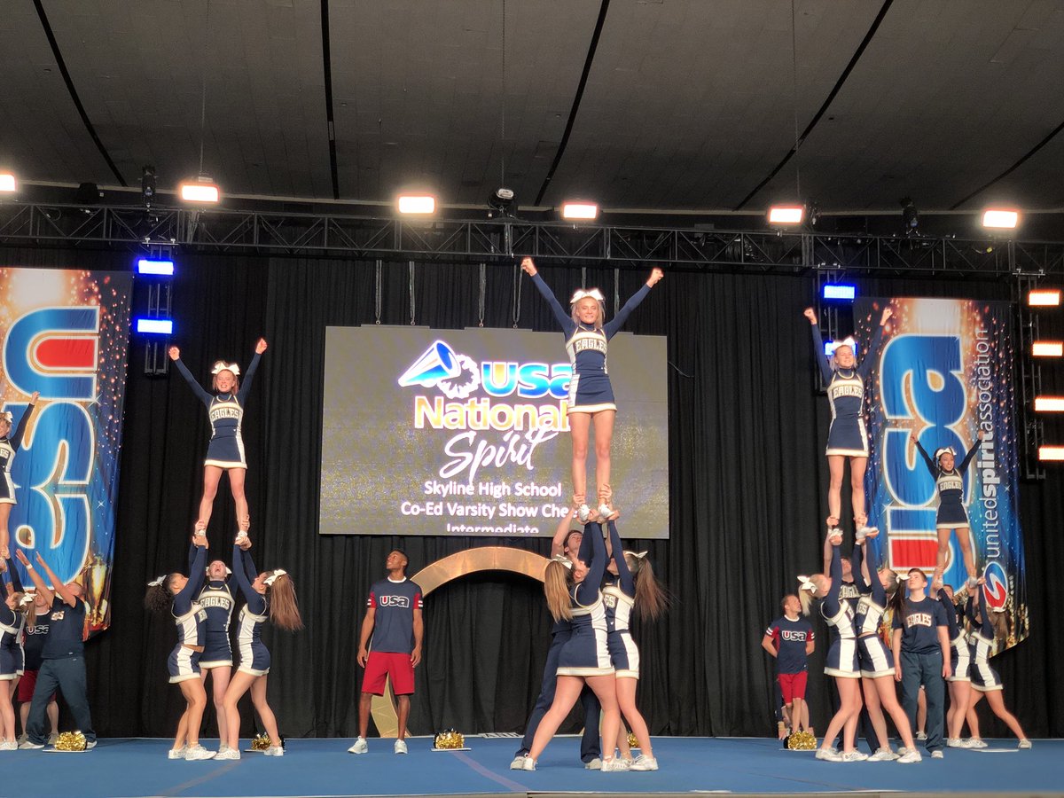 Bringing out the boys in our CoEd Varsity Show Cheer Intermediate division! Watch LIVE ➡️ tv.varsity.com/events/6049638… #USAnationals #itsuptoU