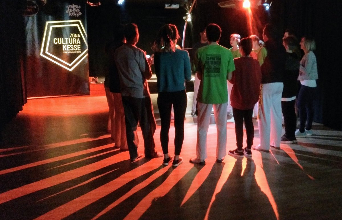 tarragonajove's tweet photo. Comença l'#EscenariObert amb el Taller de #Capoeira del grup Os Bambas da Capoeira. Lluitarem o ballarem? O les dues coses... #Tarragonajove #CulturaKesse #Tarragona #Joventut #Cultura https://t.co/PrTYAfUpda