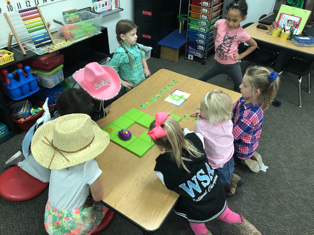 listonslearners's tweet photo. A little coding time in Kindergarten SEM this morning.  They brainstormed and want to learn to code.  @WeAreMRE https://t.co/AZAzbJ1Twd