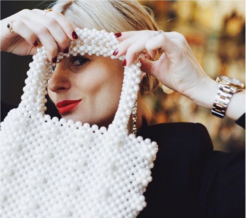 CBC_Center's tweet photo. Los bolsos de perlas y cuentas han arrasado en #Instagram y prometen ser la nueva #tendencia en complementos. Aquí puedes ver a la #influencer Pandora Sykes, @PINsykes, luciendo uno de estos bolsitos. 👝👜 #moda #lookparaelfinde #influencers #tendencias #felizfinde https://t.co/XP6z7L5d9v