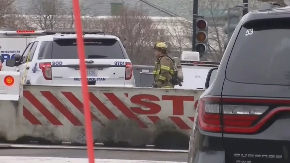 WATCH LIVE: White House on lockdown after vehicle rams into barrier bit.ly/2GF52M6?utm_so… https://t.co/Uvs8Rd2kaX