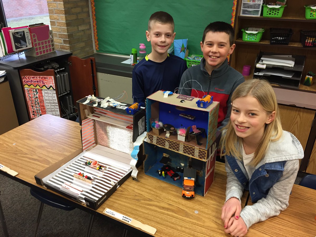 rooks_rachel's tweet image. “Wiring our houses!” #electricfun #4zcs