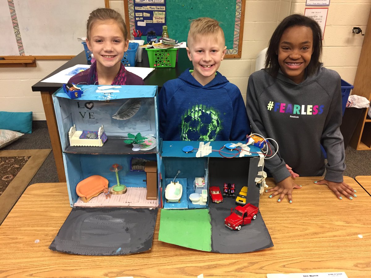 rooks_rachel's tweet image. “Wiring our houses!” #electricfun #4zcs