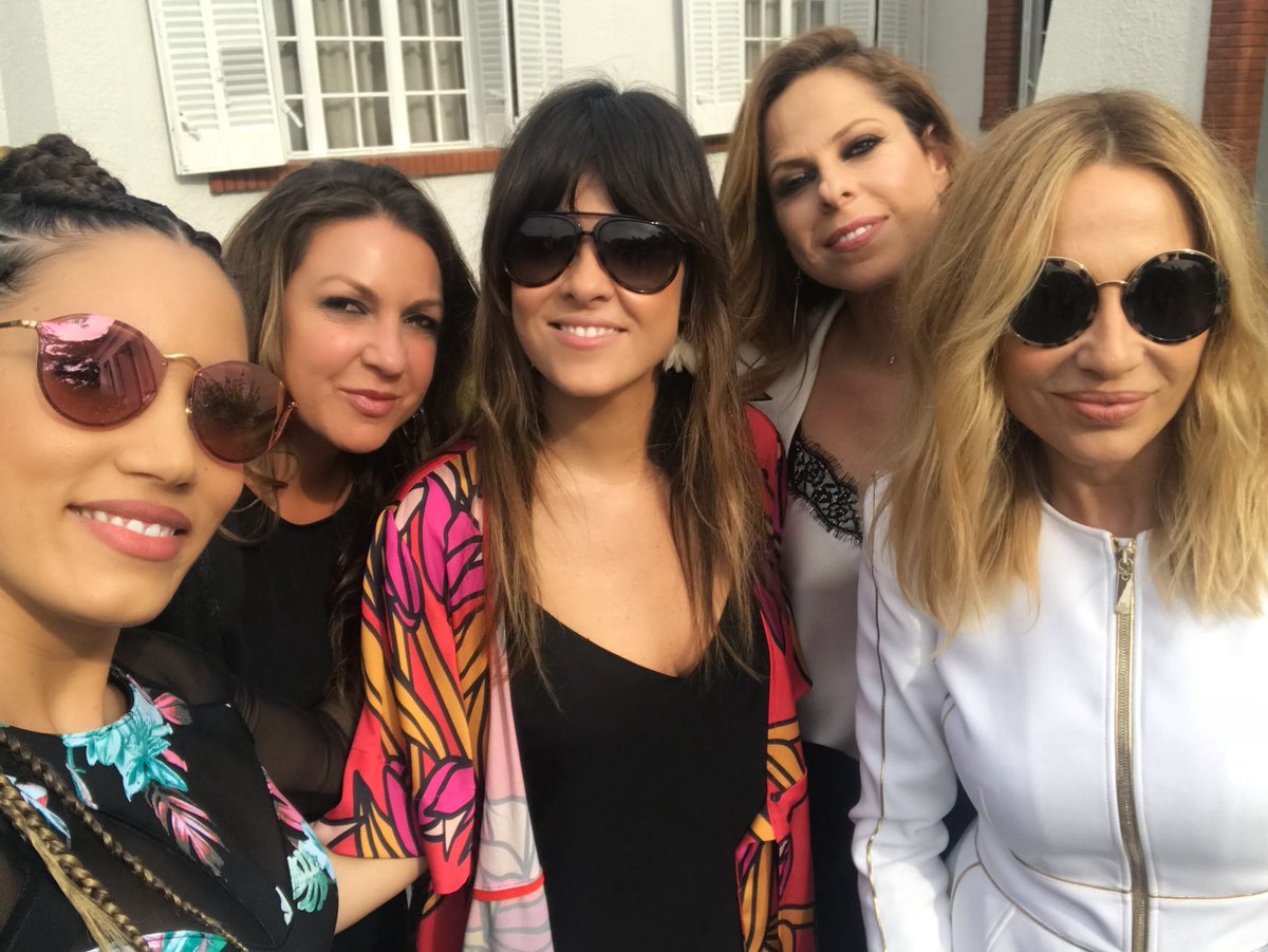 IndiaMartinez's tweet photo. La que están formando... chiquillo!!!! Después de ver al presi un paseíto por Buenos Aires así de bien acompañá. #risas #amistad #admiración @npastorioficial @vanesamartin_ @PastoraSoler @Martisima_SoyYo https://t.co/AYI6UkIuyj