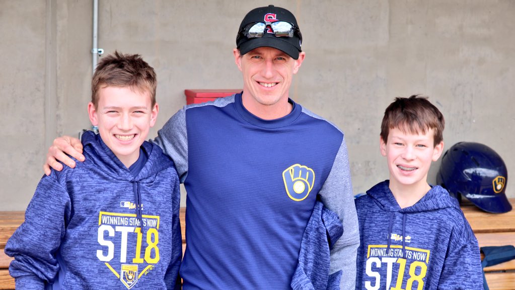 Brady & Jack visited their dad at the office and he put them to work as today’s bat boys. #CactusCrew https://t.co/ZGJxkP5bew