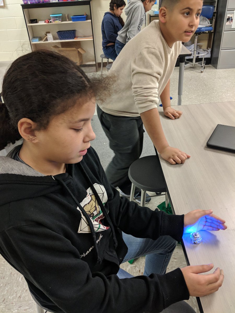 MelodyLocher's tweet photo. 5th graders coding with Ozobots! 
#STEAM #oneCCPS #DigitalLearningDay @gradetchr @HopkinsRoadES https://t.co/AmFHu8yiHY