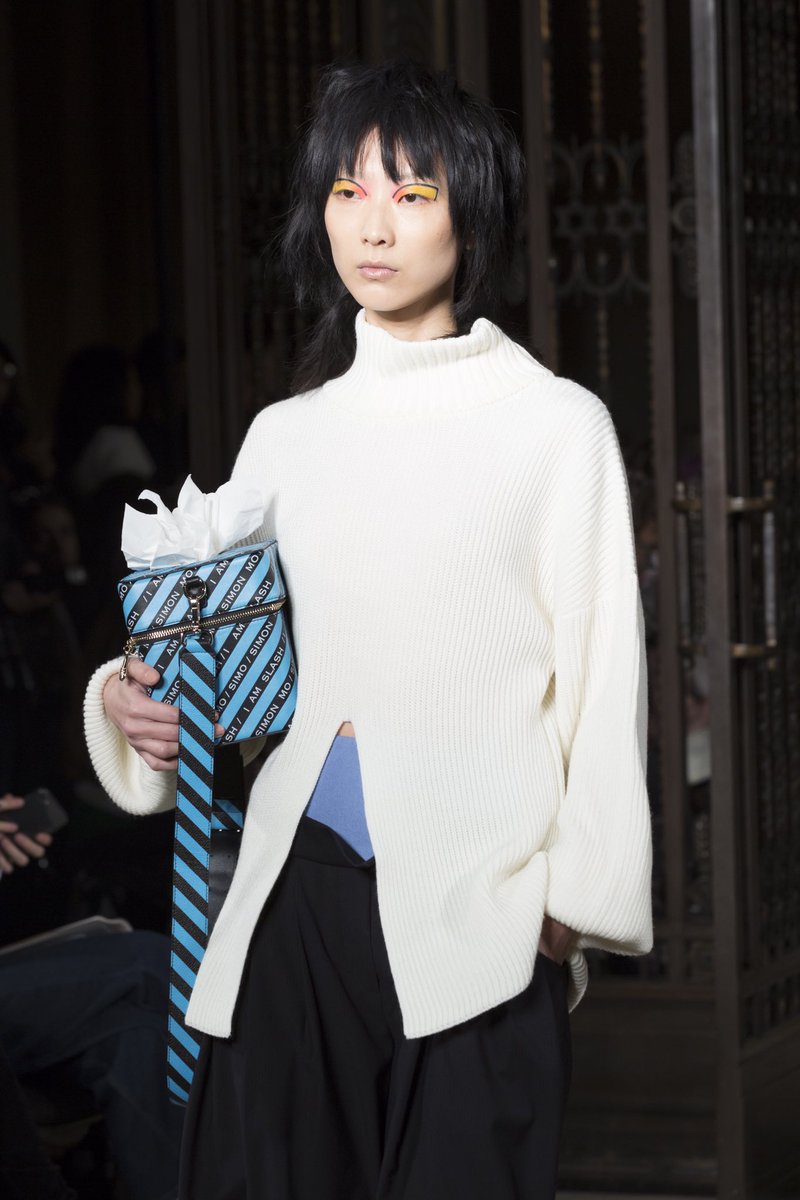 For AW18 designer Simon Mo was inspired by British photojournalist Jimmy Nelson’s book ‘Before They Pass Away.' theglasspineapple.com/blogs/catwalk/… @urbanityblog <a href="/FashionScout/">Fashion Scout</a> #lfw