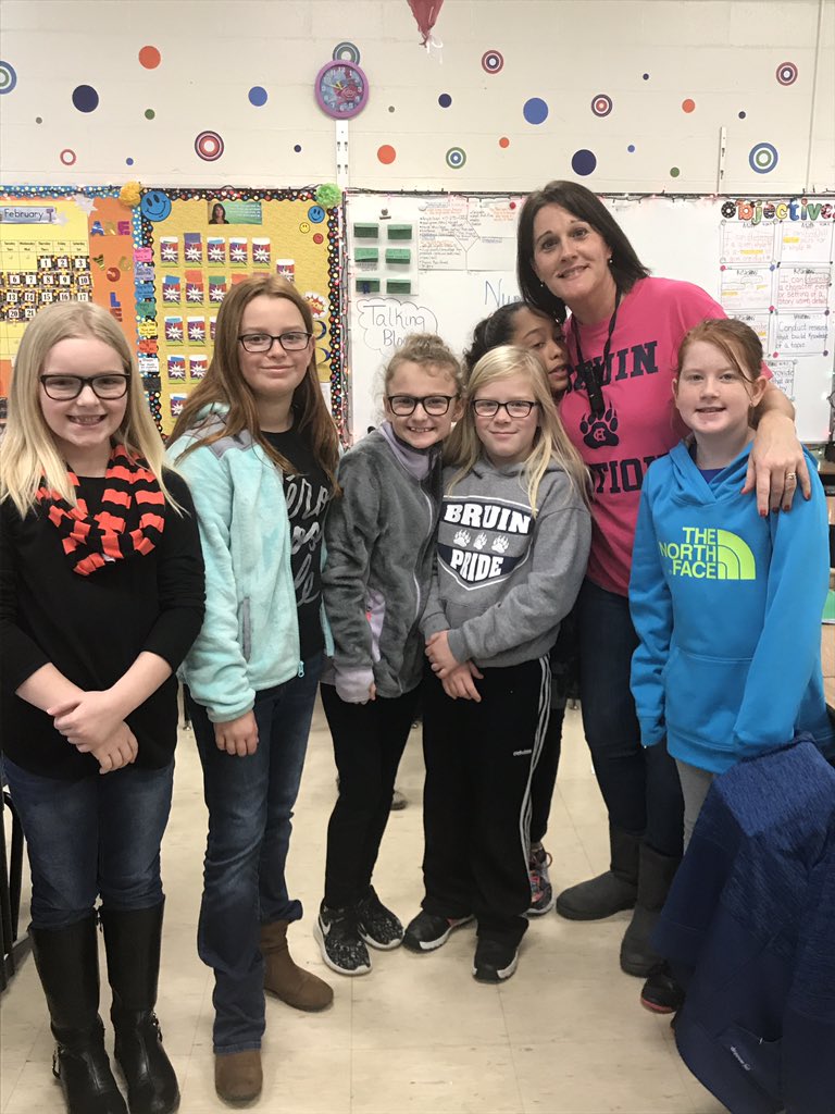 kimestes101's tweet photo. Ss in Ms. Hardeman's class looking for patterns and using Padlet to make thinking visible. @HardinCoSchools @GRRECKY #mathpluschat @tstice https://t.co/1pf3IphchE
