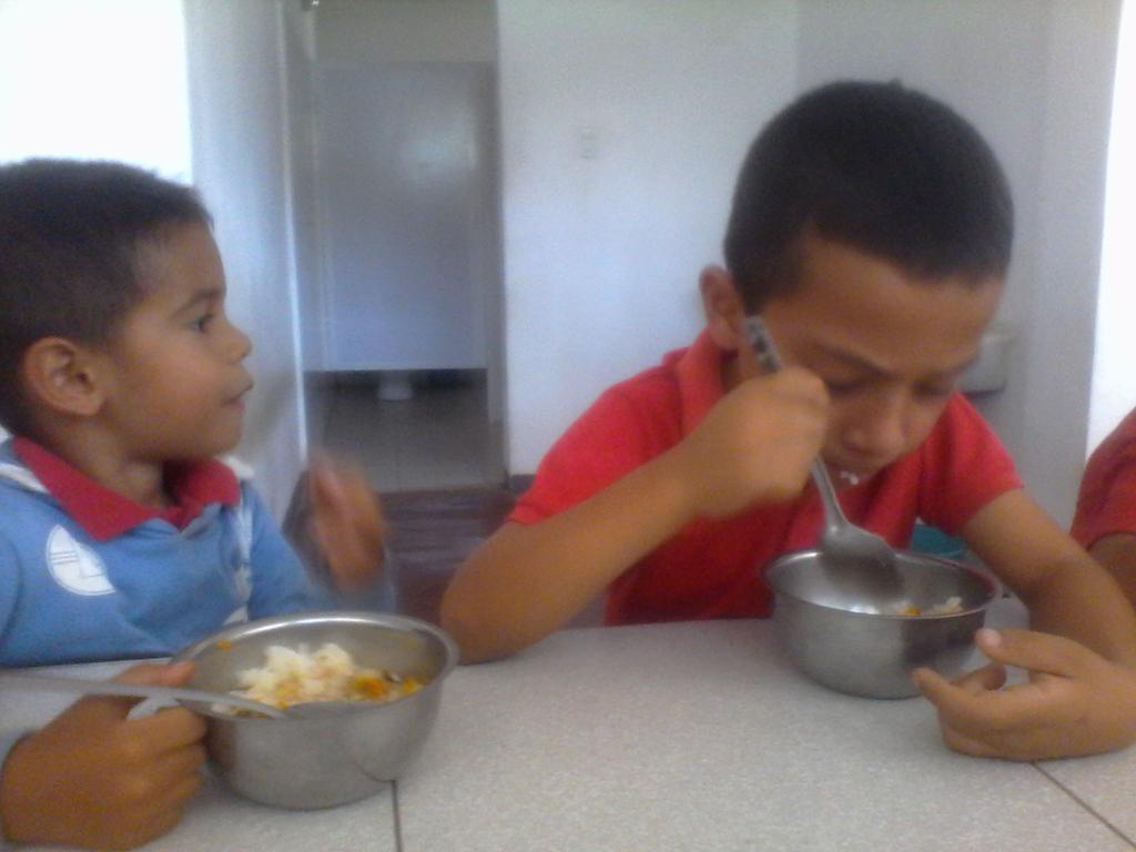 CEI_AndresBell's tweet photo. Nuestros niños y niñas disfrutando de sus almuerzos.Solo en Democracia solo en Revolución. #PetroElFuturoeshoy https://t.co/dxMFt90n4H