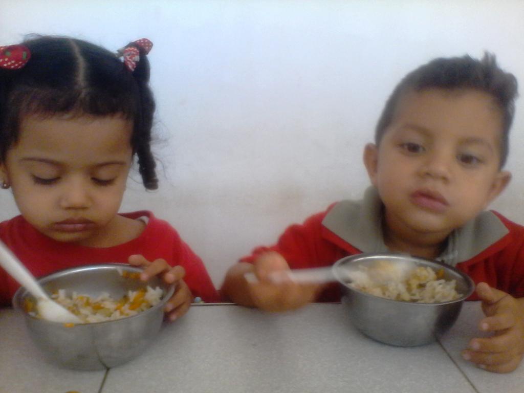 CEI_AndresBell's tweet photo. Nuestros niños y niñas disfrutando de sus almuerzos.Solo en Democracia solo en Revolución. #PetroElFuturoeshoy https://t.co/dxMFt90n4H