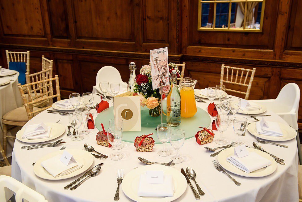 CeriseRose_UK's tweet image. Lovely wedding set-up with red and gold favour boxes 😍 #weddingplanner #weddingfavourboxes #candyboxes #weddings #chineseindianwedding #redandgold #chineseandindianwedding #weddingsetup #weddingreception