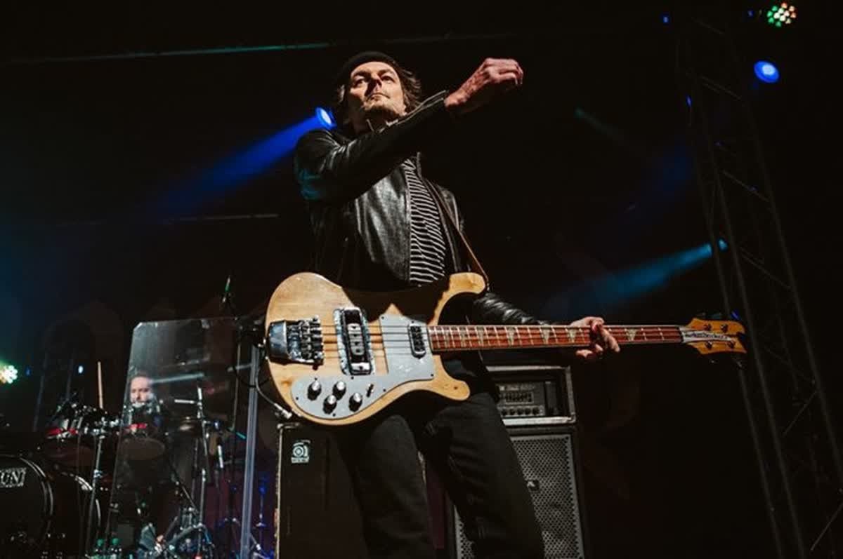 Ampeg's tweet photo. .@ProfessornMadmn - featuring @damnedtwits #bassist @paulgraybass - released #DisintegrateMe today. Here are a few pics of Paul with his early '70s V4 which he claims as "stunning!" #ProfessorAndTheMadman #TheDamned #NewMusicFriday #NewMusic
https://t.co/gu3ZPc2naH https://t.co/l1NRg6LnlX
