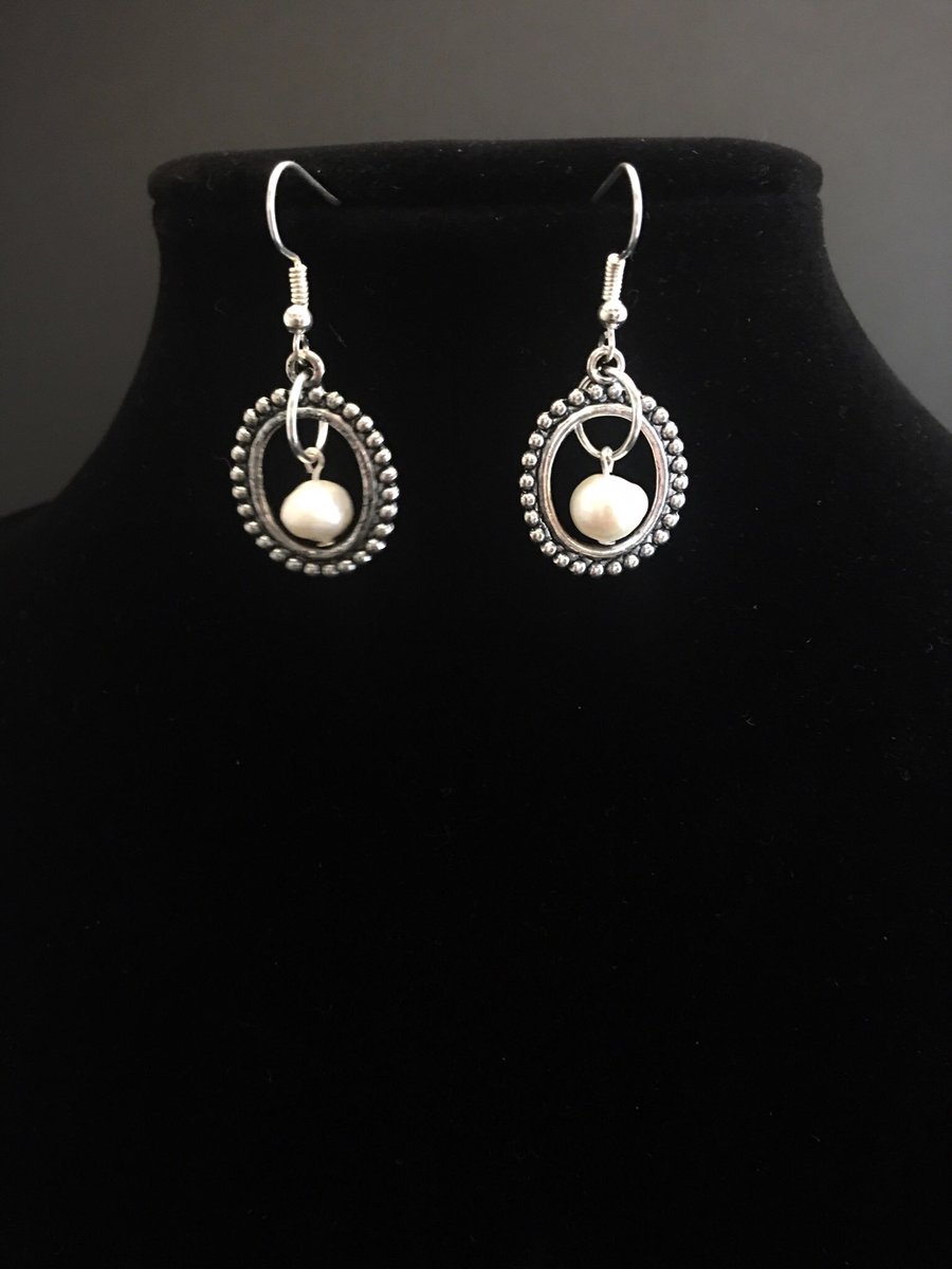 Who doesn’t like #freshwaterpearls?? Get these for only $14.99 at castingpearlsdesign.etsy.com #FridayMotivation #TGIF