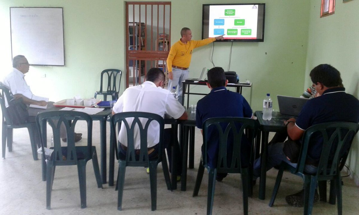 FNC_Valle's tweet photo. En #Trujillo, mayordomos de las concentraciones rurales agrícolas, a cargo de #Fecoop, se capacitaron con el #ServicioDeExtensión en labores agronómicas estratégicas, esto en el marco del programa de la Gerencia Técnica de @FedeCafeteros: “Más agronomía, más productividad”.  📝 https://t.co/ZR0t2djfct