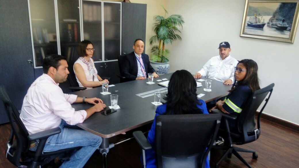 AMP_Panama's tweet photo. El Ministro para Asuntos Marítimos @JORGE_BARAKAT recibe la visita del Director del @IOPCFunds José Maura y de la Jefa del Dpto. de Reclamaciones, Liliana Monsalve #FIDAC 1/2 https://t.co/cTOqjBMrvF