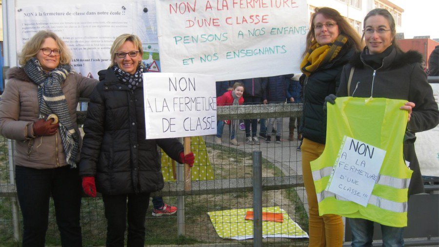 benoithamon's tweet photo. J'approuve le dédoublement des classes de CP et CE1 dans les écoles en REP. Mais il faut recruter des professeurs. Fermer des classes dans le reste de la France pour affecter des postes aux écoles en REP est injuste. Le Gouvernement ne réduit pas les inégalités, il les déplace. https://t.co/9XPtOvQlof