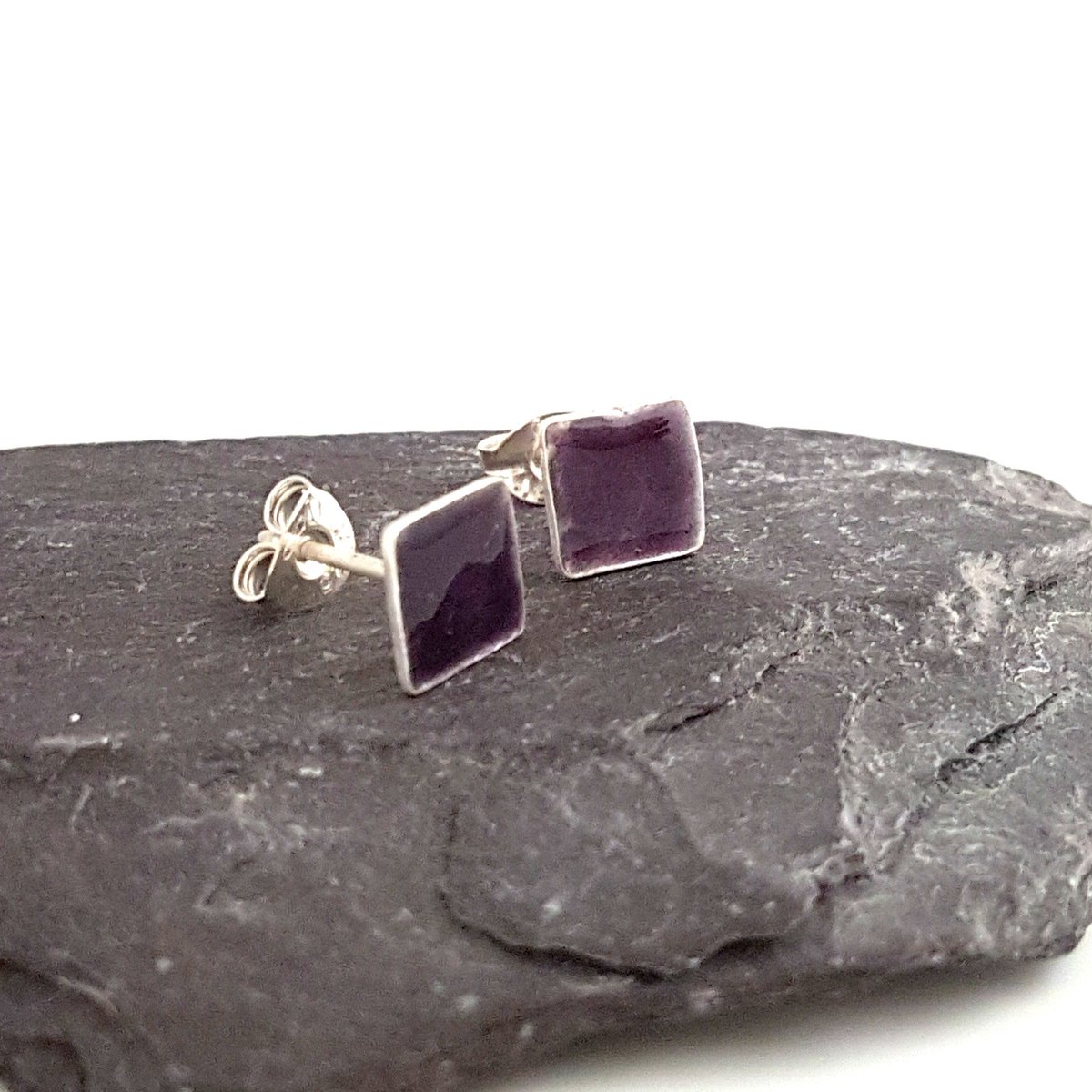 MaisyPlum2's tweet image. Square Silver Enamel Stud Earrings tuppu.net/10e5dd91 #londonislovinit #SBS #SquareStuds