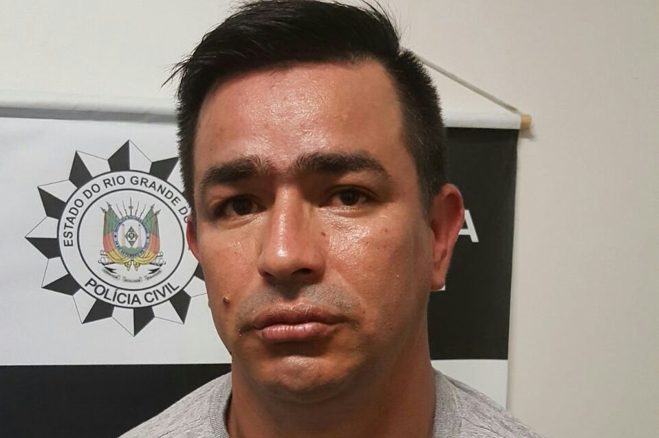 Poa24h_Oficial's tweet photo. Três homens são presos após assalto violento com sequestro relâmpago no Vale dos Sinos. A prisão ocorreu em Osório e foram apreendidos dois revólveres municiados, um veículo roubado, um jammer e rádios comunicadores.
#2DP_Canoas https://t.co/nMwaWe2a7W
