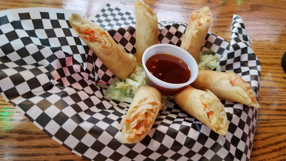 RoostersSports's tweet image. 1/2 priced appetizers, $3 ice cold pints, $5 Smirnoff vodka moscow mules, &amp;amp; free pool! #MondaySpecial #Springrolls #CraftDraft #Beer #PintNight