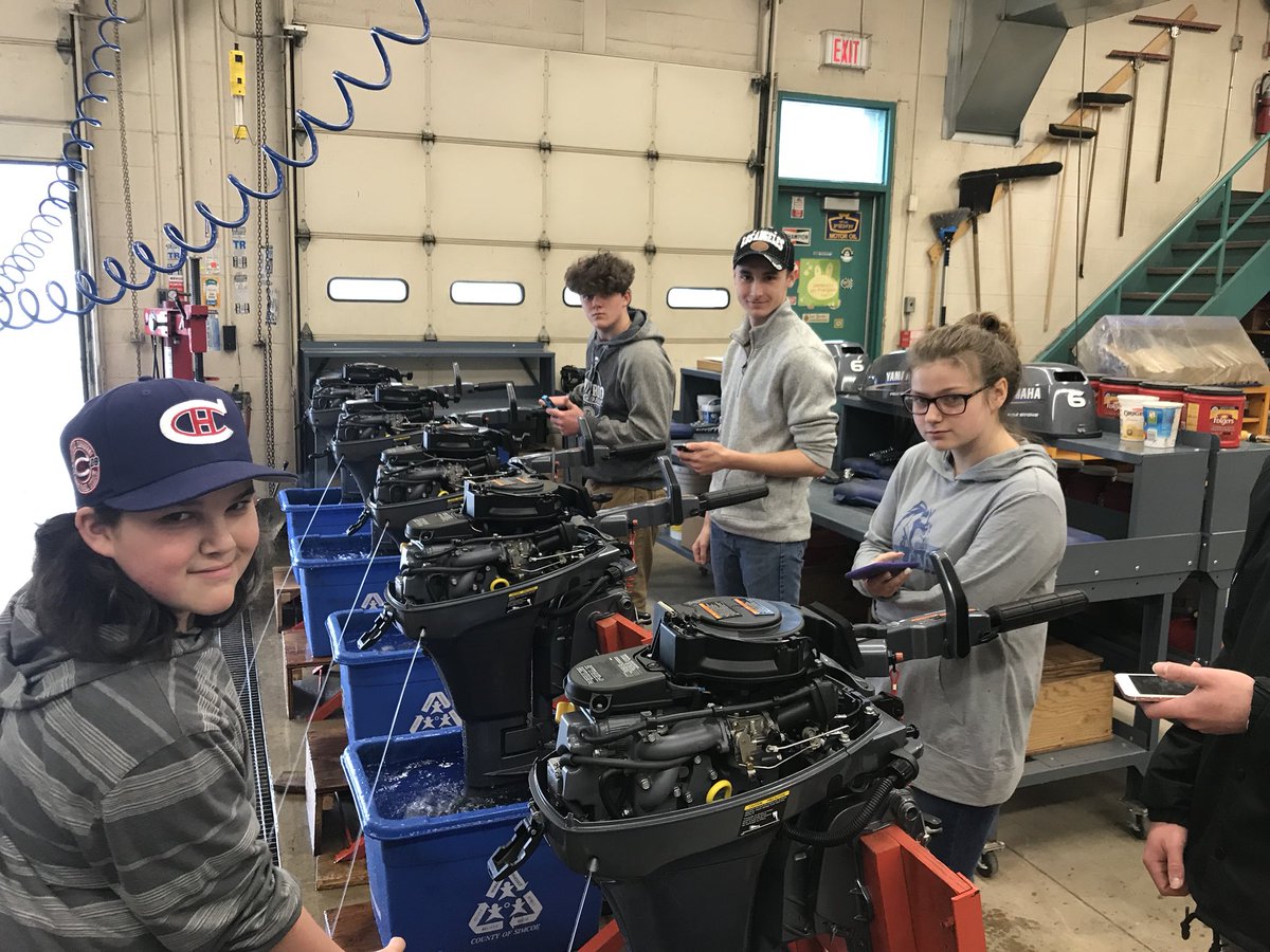 ESLeCaron's tweet photo. Les élèves de la classe de M. Daigle TTJ 2O font la collecte de données avant de démanteler leur moteur en mille morceaux. Ils vont ensuite comparer l’efficacité du moteur après l’avoir réassemblé. https://t.co/DGIyfT2rnL