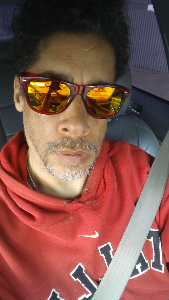 Helleva10's tweet image. I JUST HATE TAKING SELFIES OF MYSELF SO I HIRED AN EXPENSIVE PHOTOGRAPHER 2 TAKE THIS PICTURE 4 ME. DO U LIKE IT, TWITTER BABES??? :0)