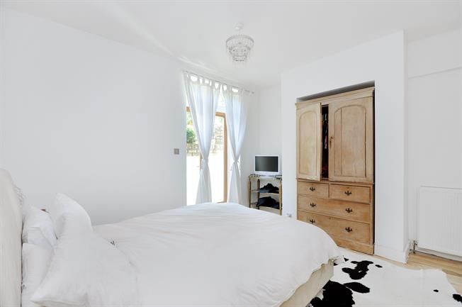 Hamptons Putney tweet media