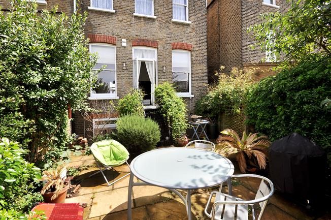 #FabulousFlats

A very light and exceptionally spacious two bedroom conversion, situated over two floors and benefiting from its own private patio area #Putney socsi.in/sc02s