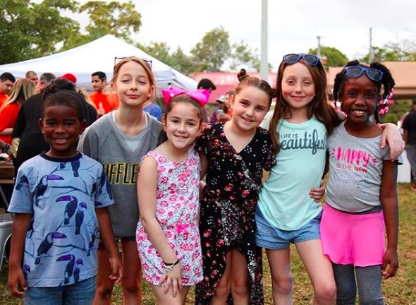 MKTplaceMiami's tweet photo. All smiles at #GoombayPlaza ✨ #MKTplaceMiami #MiamiEvents #TheGrove https://t.co/EODqVG6uT6