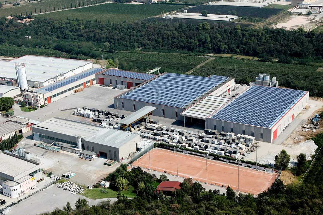 MarmiRossi's tweet photo. 2011 Il nostro contributo per l'ambiente: 5.264 metri quadrati di superficie coperta da #pannellifotovoltaici in grado di produrre annualmente più di 700Mwh.
https://t.co/E65mfjk5Sj
#milluminodimeno #CaterpillarRadio2 #risparmioenergetico #GiornataNazionaledelRisparmioEnergetico https://t.co/s4wgMr8Fba
