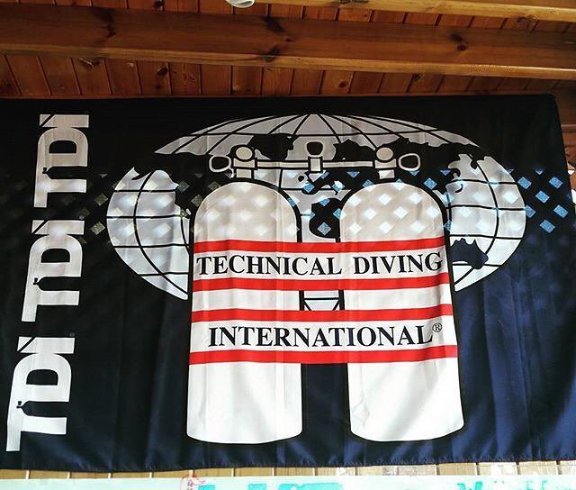 Happy #FlagFriday do you have a #TDIflags displayed at your shop? ⠀
📷 @h2o_technical ⠀ ift.tt/2ChhlQD
