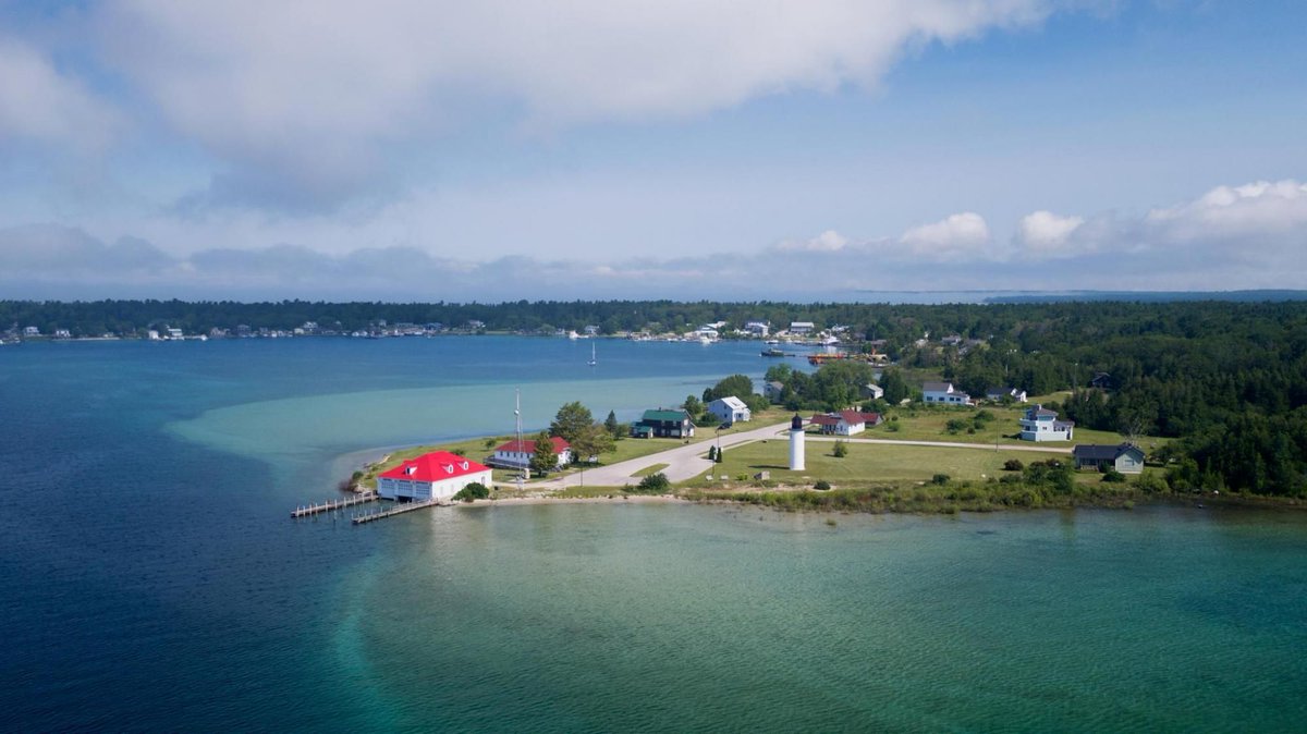 PeakAerialImage's tweet photo. #FlashbackFriday to these gorgeous emerald color waters of #BeaverIsland in @PureMichigan. 🌊 #PureMichigan #PeakAerialImaging https://t.co/09erPpnxDQ
