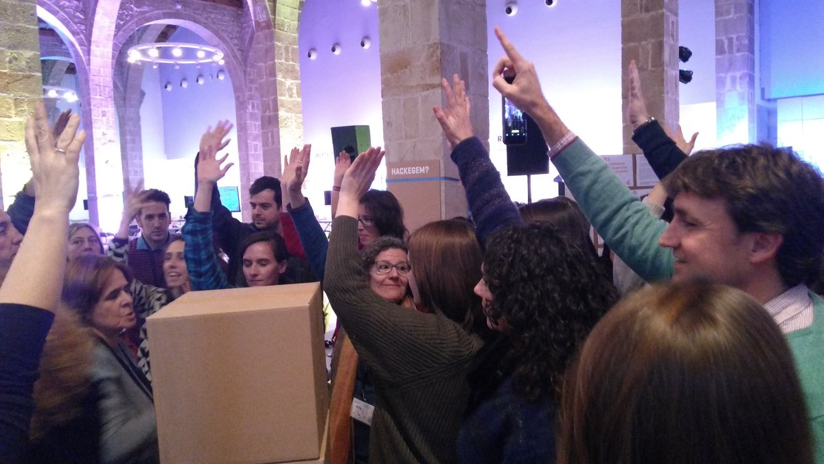 Joventut_gi's tweet photo. Tret de sortida a la #Hackató: #EdHackRaval. El @MuseuMaritim està a petar de gent amb ganes d'aprendre i treballar! Una gran iniciativa de @FundacioBofill i @TotRaval. Estem als reptes #joacompanyo i #joenforteixo. Actitud #EdHacker! https://t.co/6dQtPr6fV5
