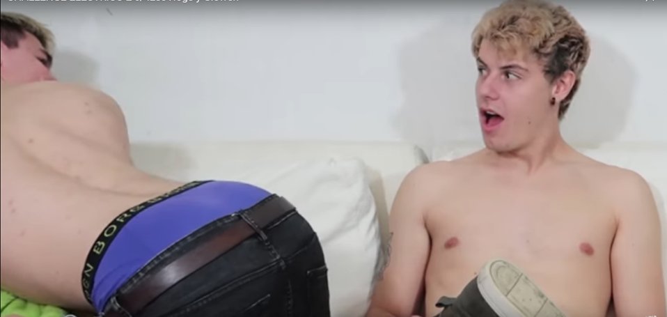 ZuriLobos's tweet photo. @Stoneismynamee  @Mega_Glowen  cuando ves a tu mejor amiga hablando con la que te cae mal ): https://t.co/8YvceyJaAj