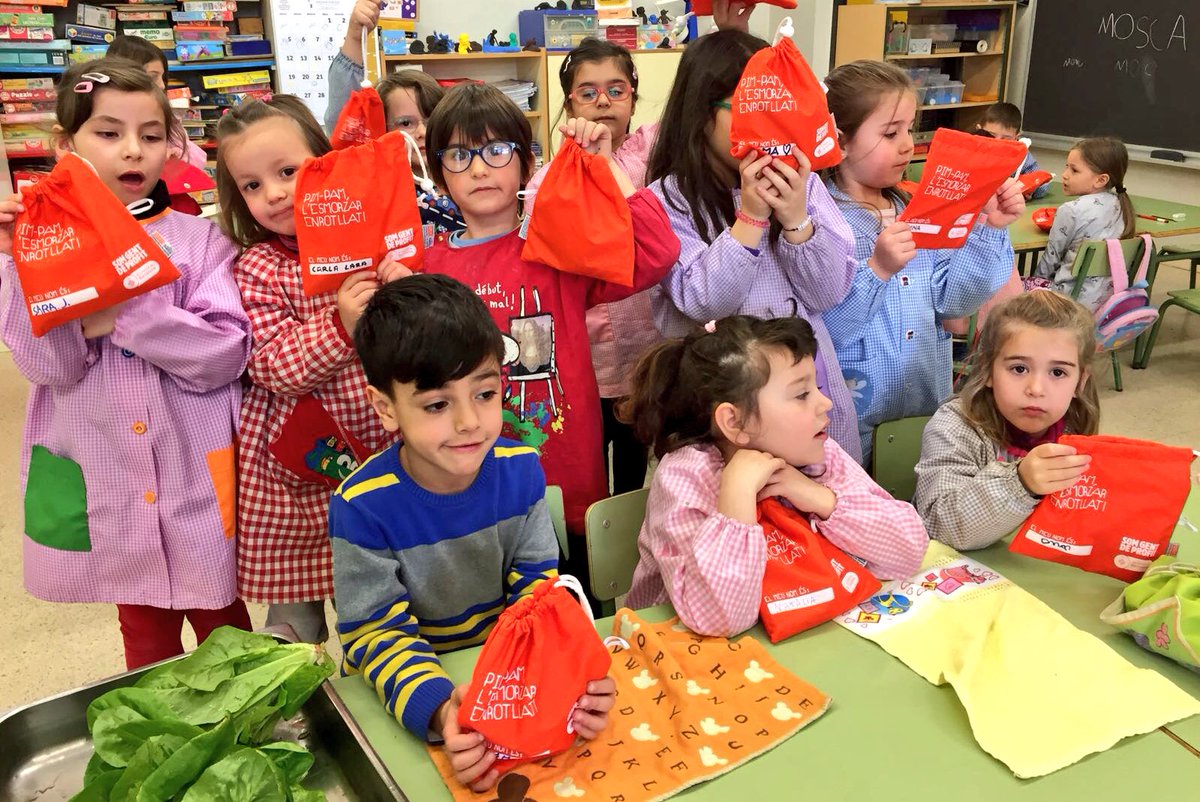 EscolaCatalonia's tweet photo. A P5 ja hem estrenat el nostre embolcall més sostenible! #escolesméssostenibles #embolcall https://t.co/qf5KDpts0p