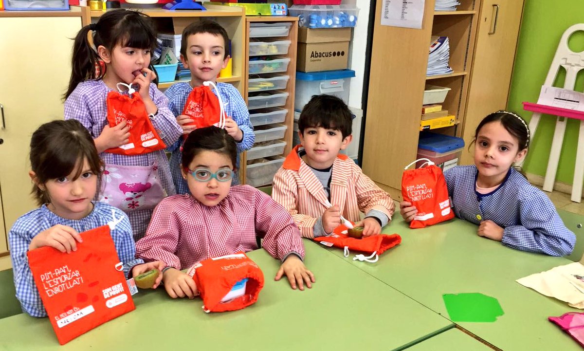 EscolaCatalonia's tweet photo. A P5 ja hem estrenat el nostre embolcall més sostenible! #escolesméssostenibles #embolcall https://t.co/qf5KDpts0p